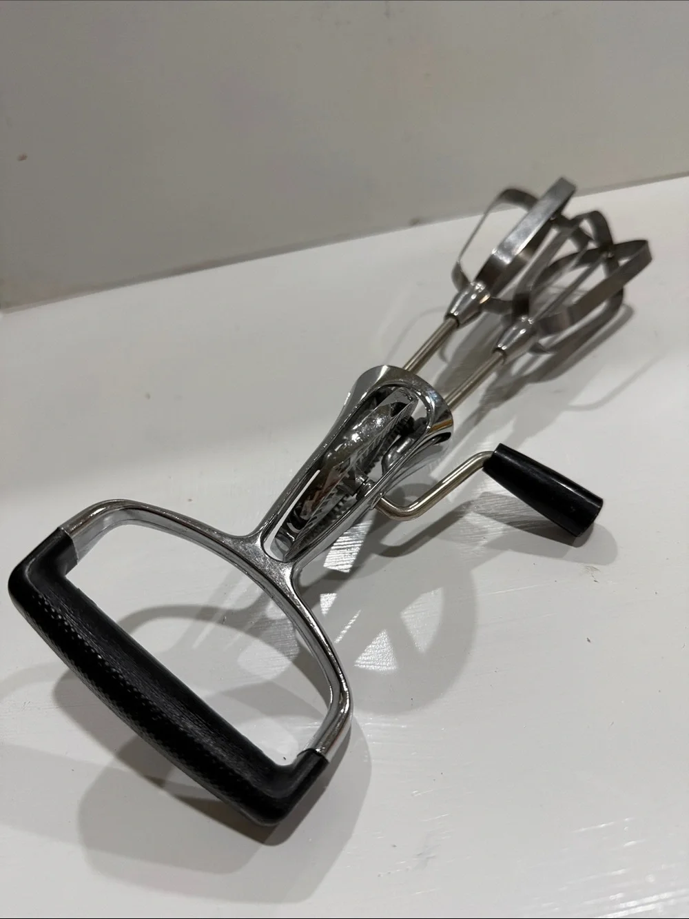 ECKO Vintage Manual Hand Mixer Whisk Egg Beater Black and Silver 1940’s -1960’s